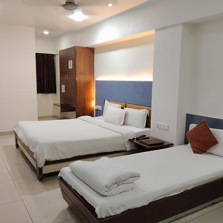 Hotel Kalinga Lake View アーメダバード エクステリア 写真