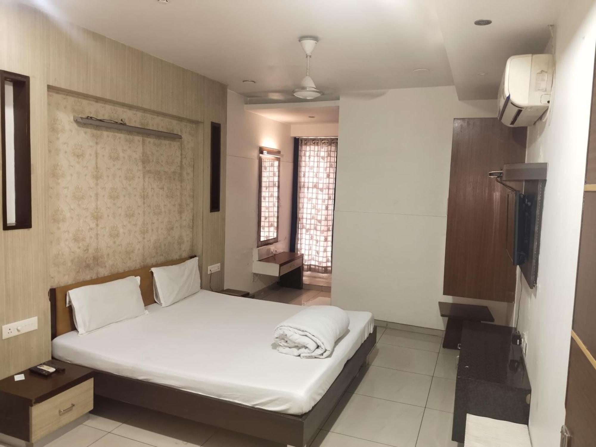 Hotel Kalinga Lake View アーメダバード エクステリア 写真