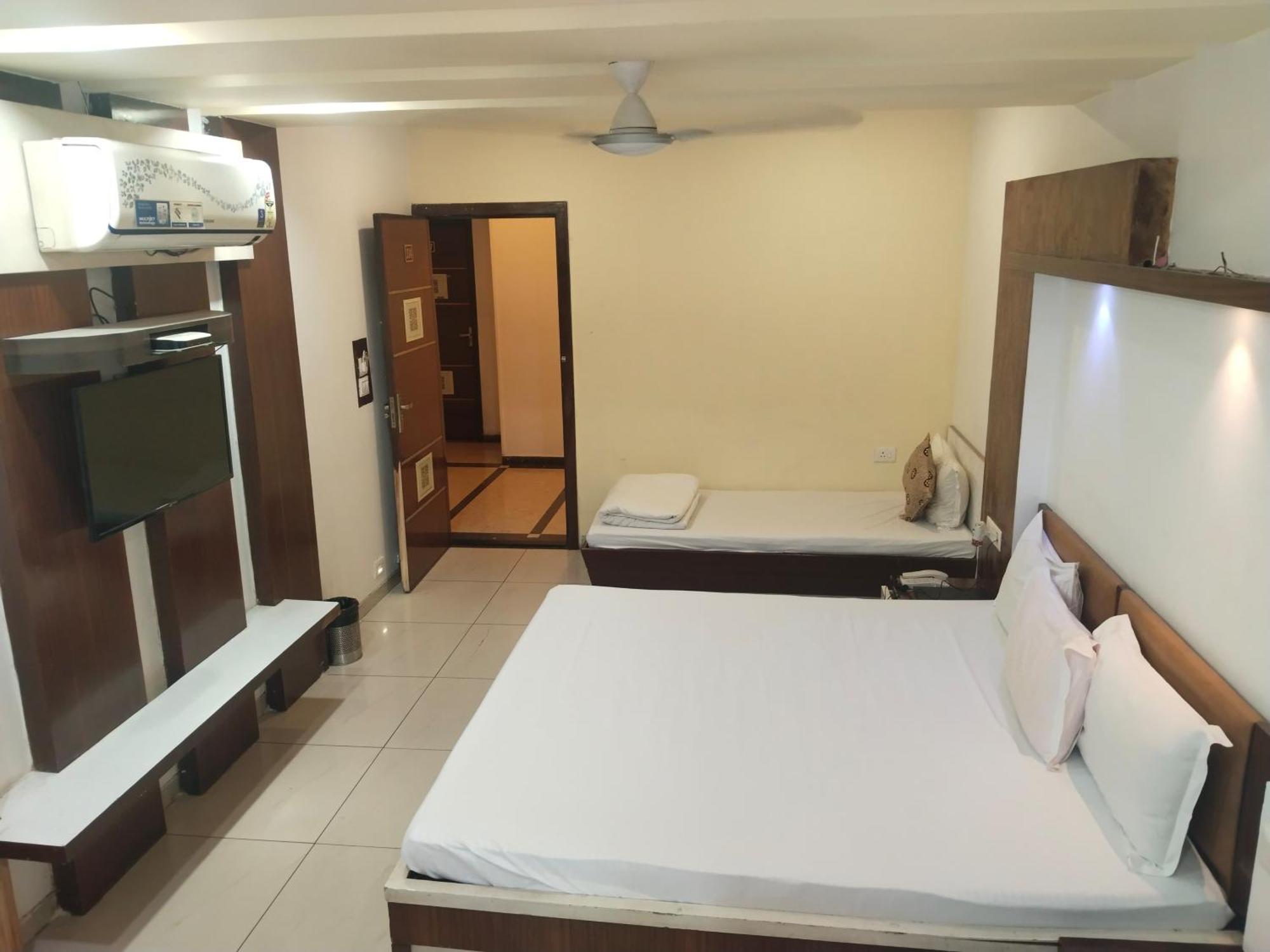 Hotel Kalinga Lake View アーメダバード エクステリア 写真