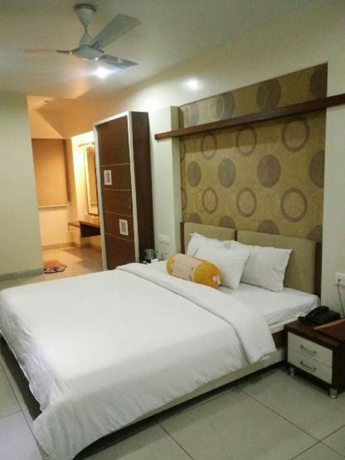 Hotel Kalinga Lake View アーメダバード エクステリア 写真