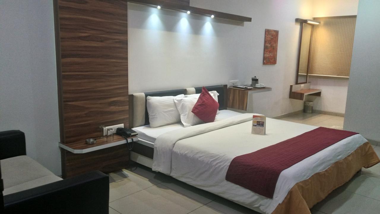 Hotel Kalinga Lake View アーメダバード エクステリア 写真