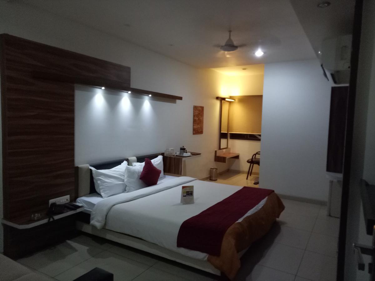 Hotel Kalinga Lake View アーメダバード エクステリア 写真
