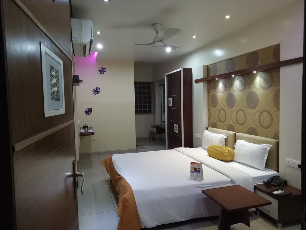 Hotel Kalinga Lake View アーメダバード エクステリア 写真