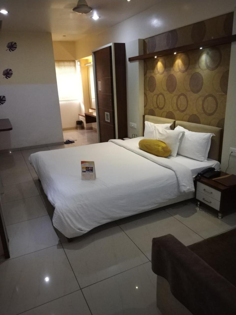 Hotel Kalinga Lake View アーメダバード エクステリア 写真