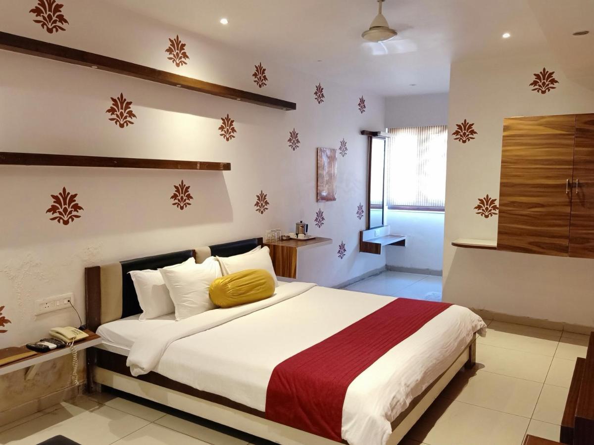 Hotel Kalinga Lake View アーメダバード エクステリア 写真
